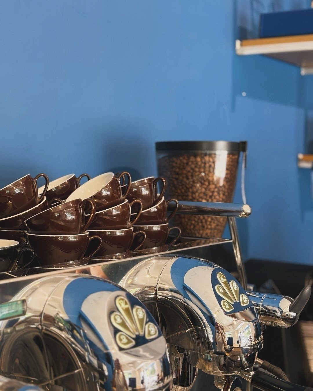Tazas, granos y máquina espresso