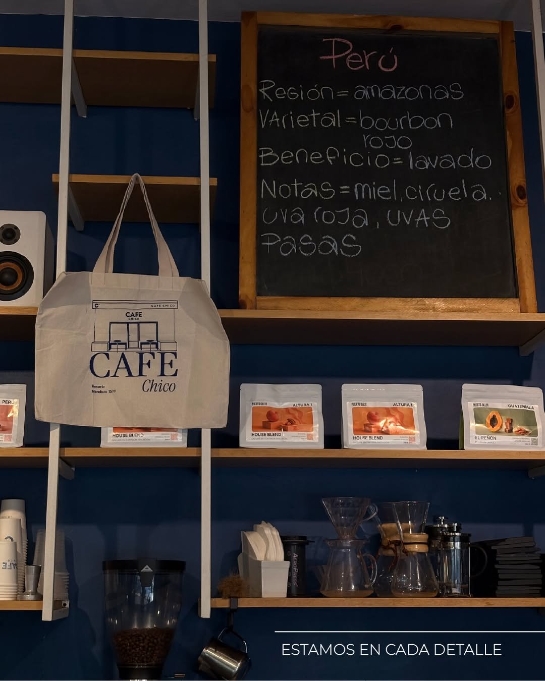 Estante con pizarra de origen del café — Perú, bourbon rojo